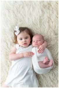 chesapeake family photographer baby girl with big sister
